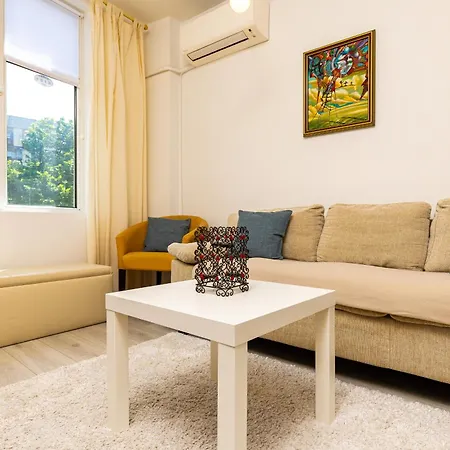 Azuuro - 1bd Near The Center By Flat Manager شقة