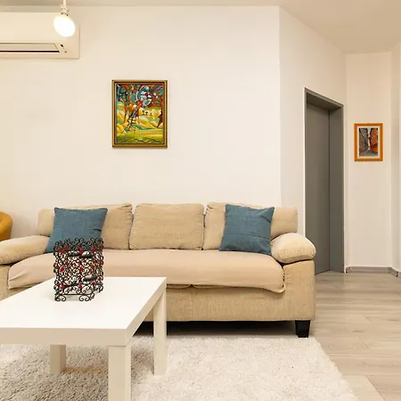 Azuuro - 1bd Near The Center By Flat Manager * بلوفديف